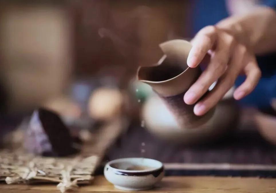 #上联：万丈红尘一杯酒，求下联#
下联:千秋大业一壶茶。