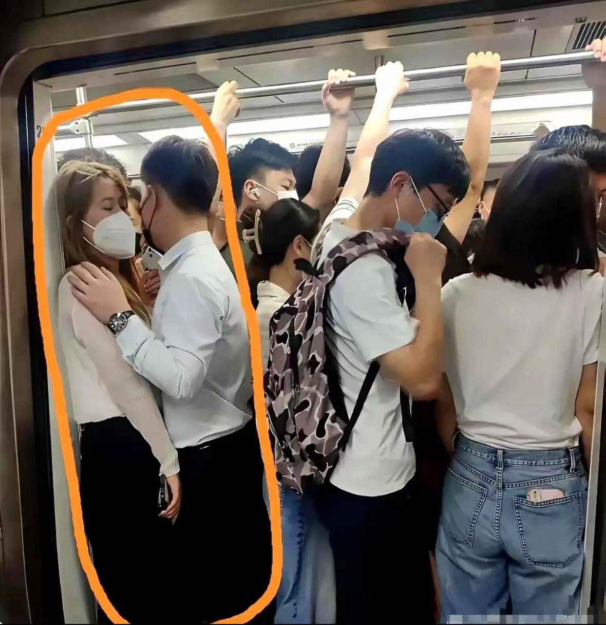 早晚高峰挤地铁真让人头疼啊，大夏天太难受了。图中这个两个挤一起的是情侣吗？