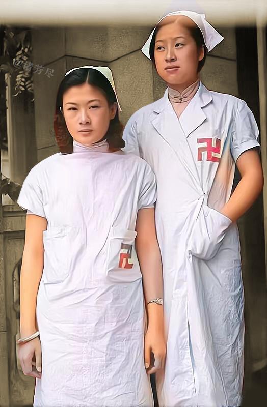 这张拍摄于1937年的老照片，记录下世界红卍字会医院两名女护士的模样。白衣素净的