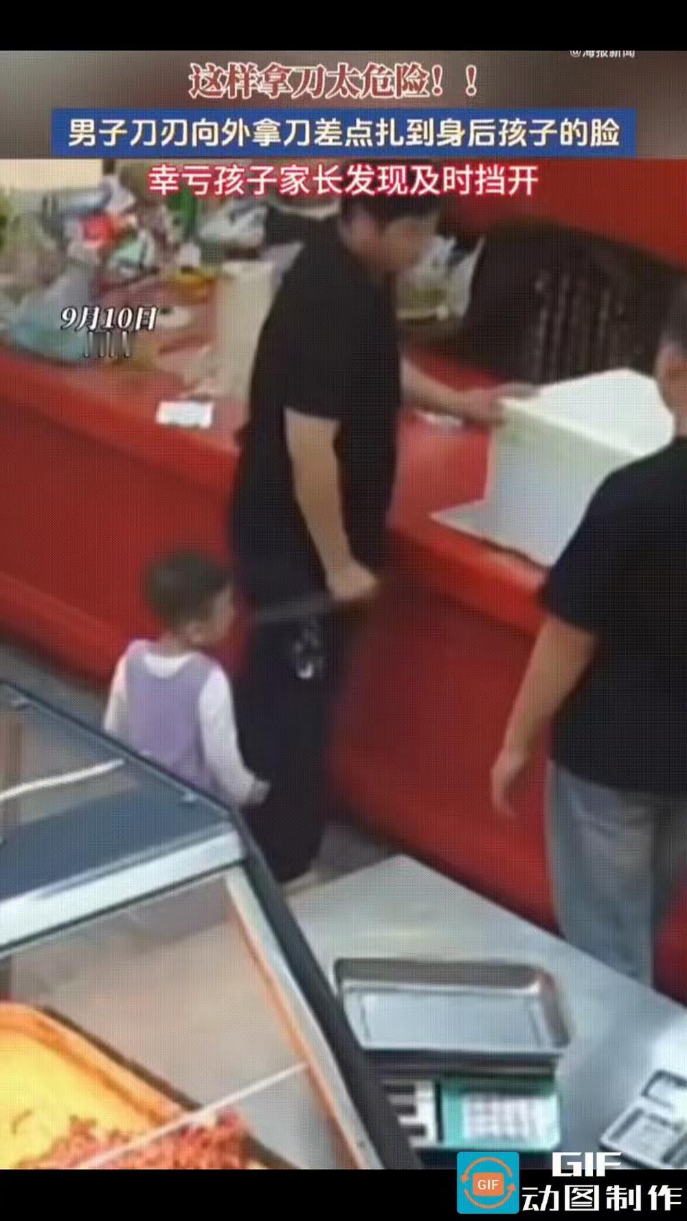 看得人后背一阵发凉！河南这家食品店里惊险一幕，差一点就酿成一辈子的遗憾。
 
店