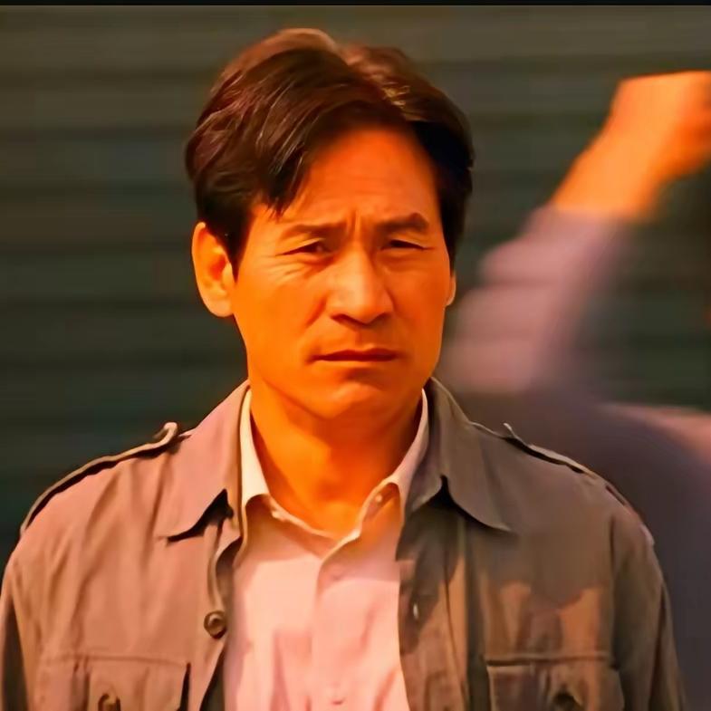 安圣基绝对是喜欢艺术的富二代，
他的简历里写到，他七八岁的时候就参演电影电视剧了