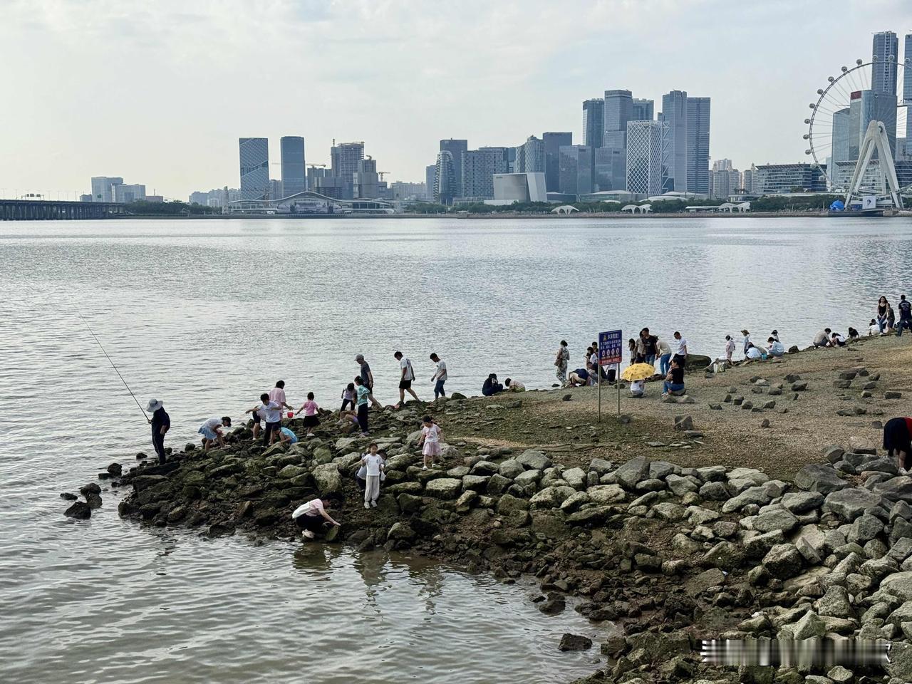 五一假期去前海湾骑行，简直爽翻！前海湾那风景绝了，一边是湛蓝的海水，波光粼粼，阳