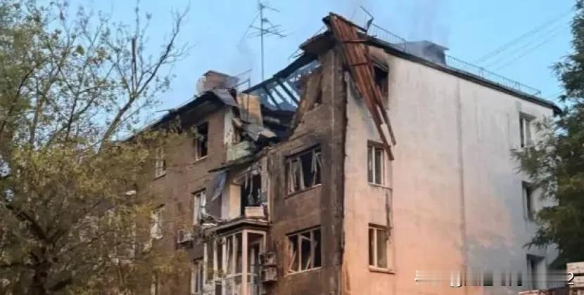 俄罗斯夜袭基辅后，造成的损失：包括被毁的购物中心和住宅楼

从凌晨 01：03 