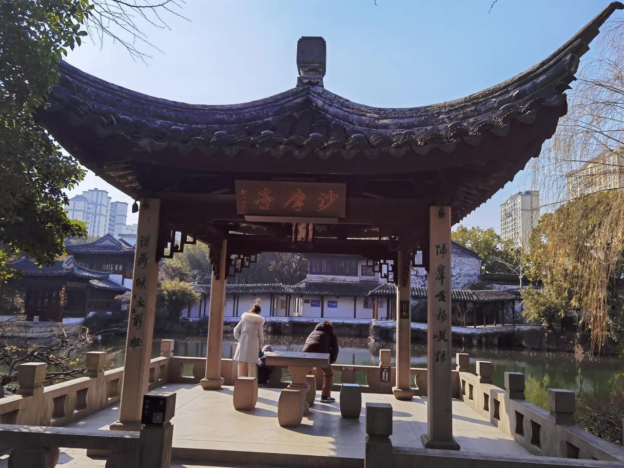 南园建于明朝万历年间，面积达 12000 平方米，到处是亭台廊榭，景色美不胜收。