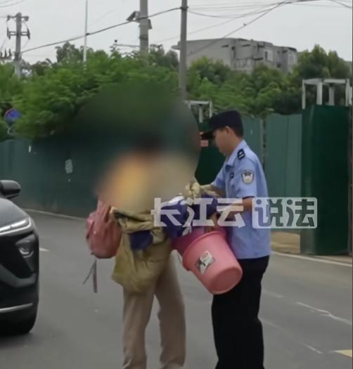 看着心疼！6月20日报道，武汉某校初三学生离校备考，校门口挤满了接孩子的家长。别