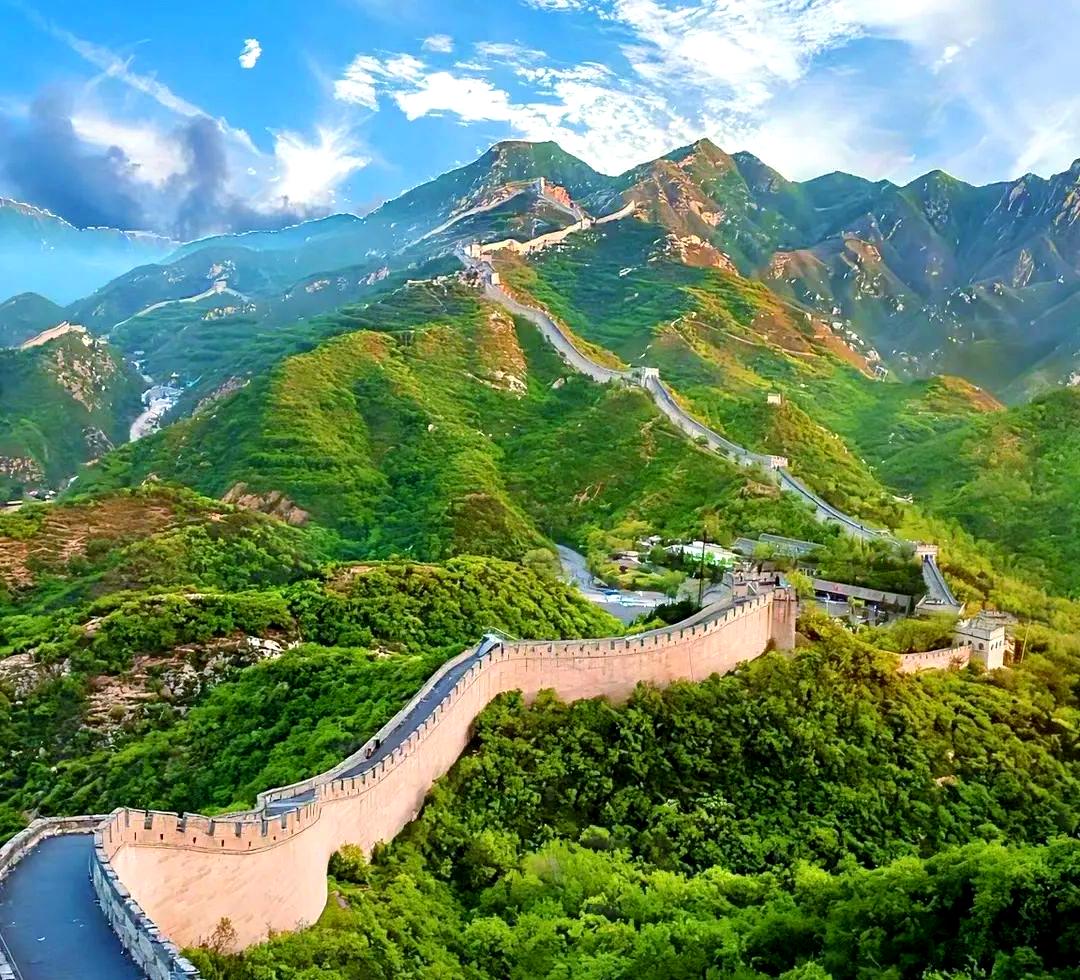 未来十年，中国面临诸多挑战，但也有清晰的应对之法。
“十五五”规划是关键，它有着