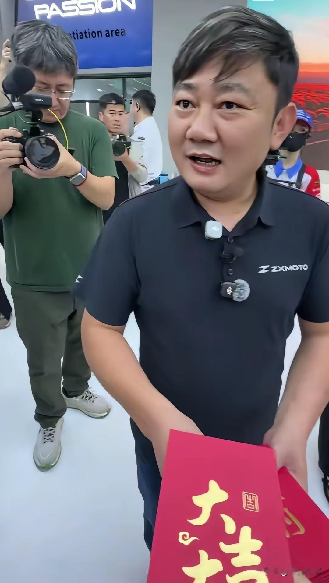 在展会上，张雪亲自给员工们发红包，他这个老板当的，绝对是有格局，跟着这样的老板干
