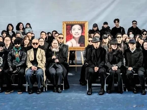 大S雕像揭幕仪式大合照！
湾湾娱乐圈响当当的人物都来了，足以说明大S在娱乐圈的好