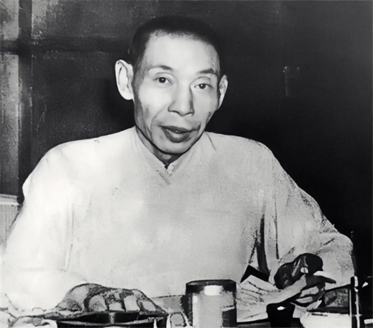 那天，杜月笙看着妻子的出轨照，恶狠狠说：“让她生不如死！”这之后，妻子被幽禁10