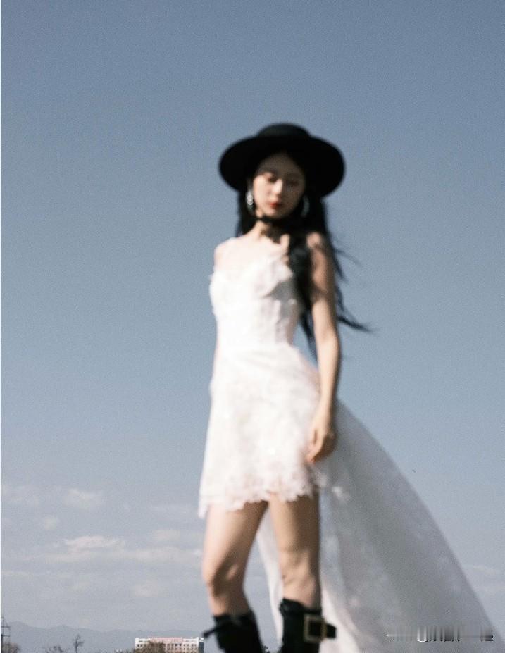 赵昭仪好美啊！白色蕾丝裙搭配复古红唇，气质太绝了！
1月23日，“妹宝”赵昭仪在