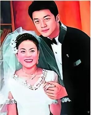 王菲李亚鹏甜蜜瞬间，王菲真是个惹人爱的人儿，她的气质独一无二，不可复制。 