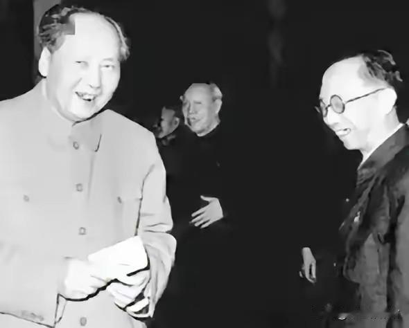 📸 照片简介
 
这是1962年春节中南海宴请的珍贵留影，画面左侧是毛泽东同志
