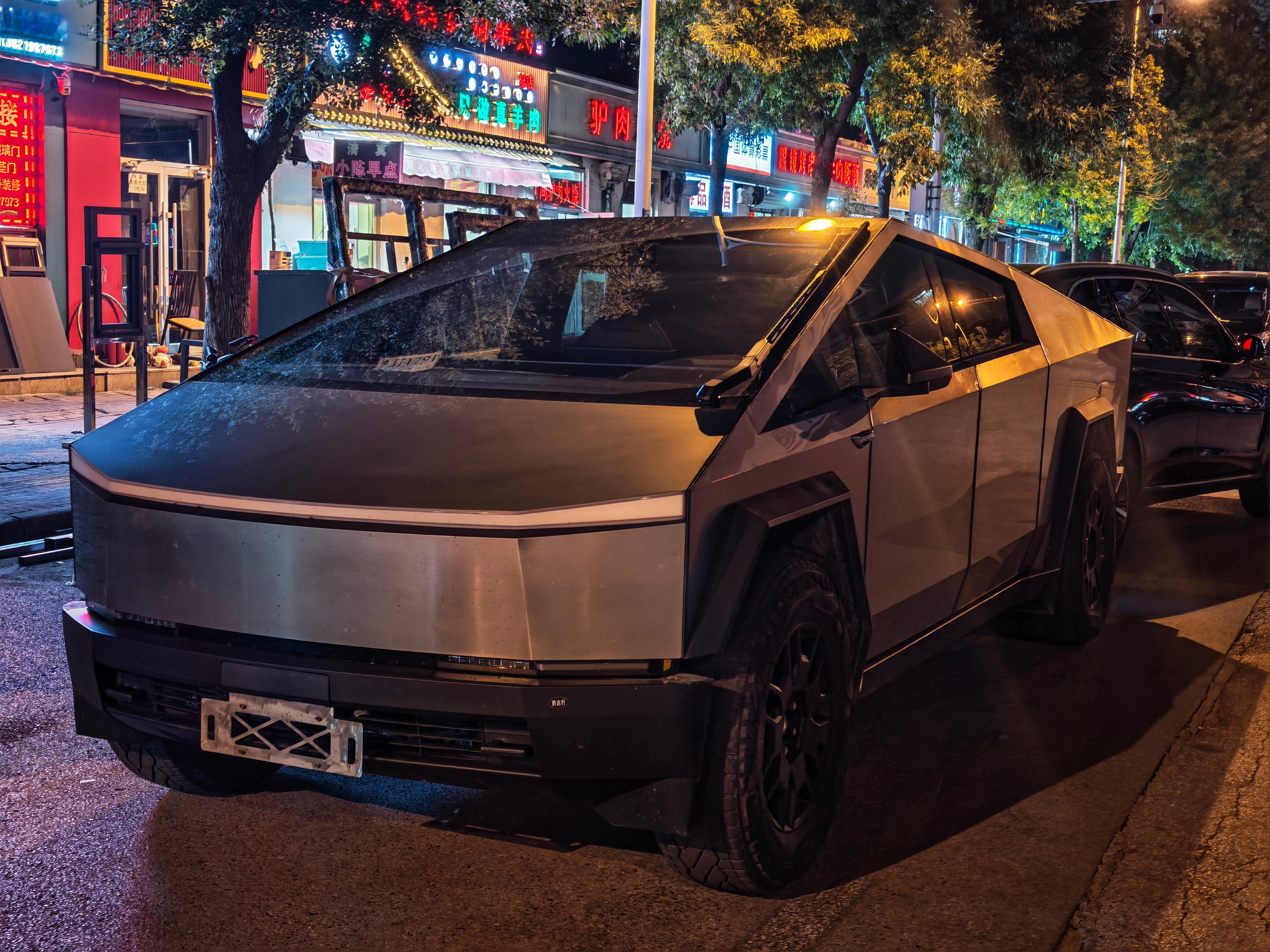 家门口路边停了一辆特斯拉Cybertruck，确实威武霸气啊。路过一个老爷爷跟老