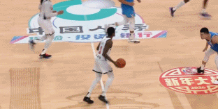 要张文逸，要的就是这些三分球，比赛进行到这个地步，就看看他们这种发挥了。北京男篮