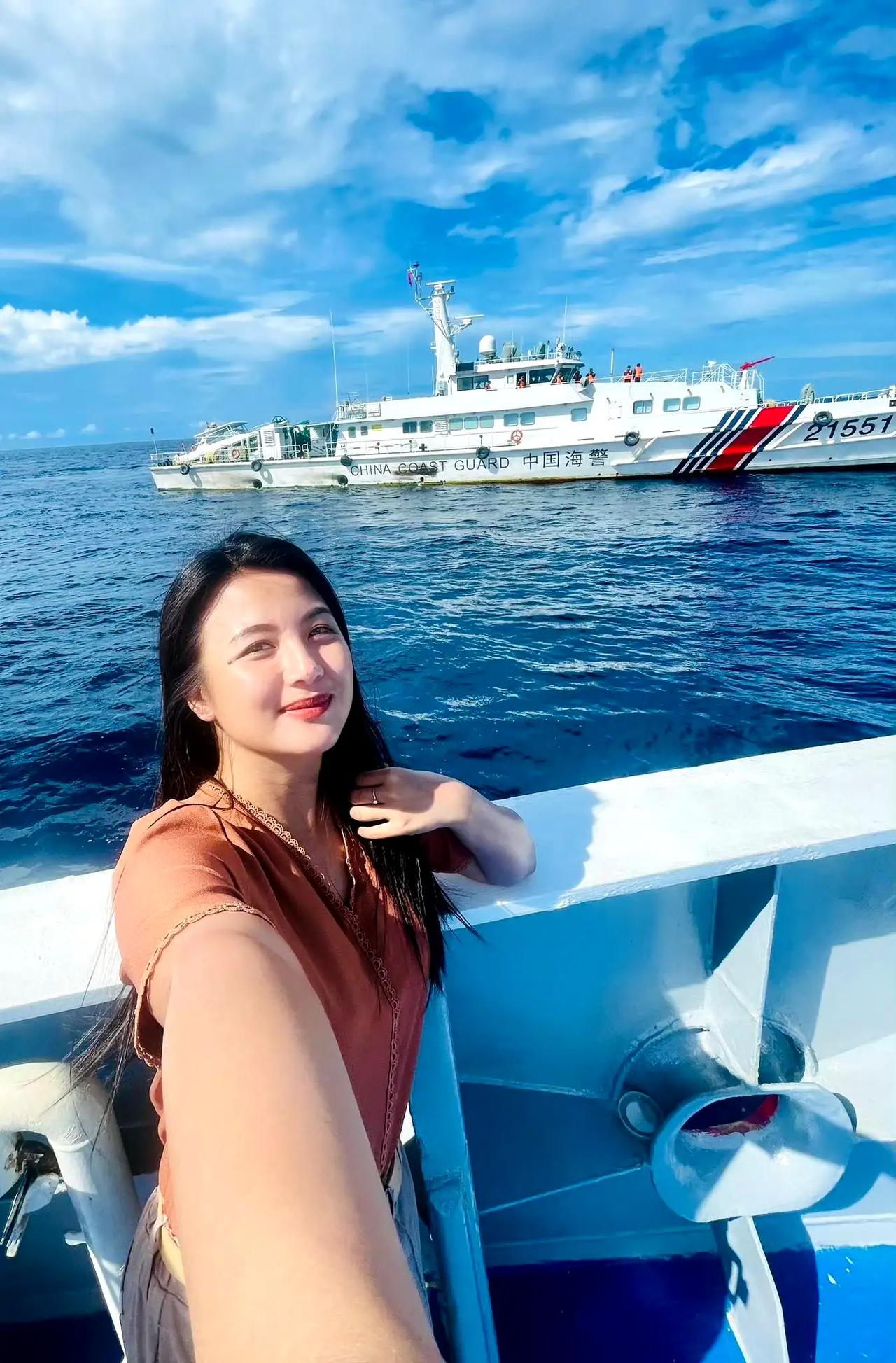 菲律宾女记以我海警舰为背景搔手弄姿，菲律宾海警则是乖巧的很。

9月8日，跟随菲