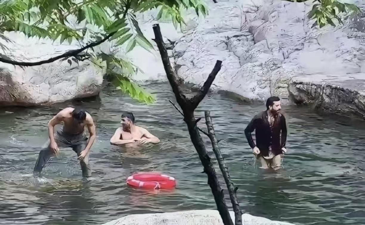 阿三在庐山瀑布下面泡澡的事，有警告牌，有人劝阻，但为什么这些阿三充耳不闻，熟视无