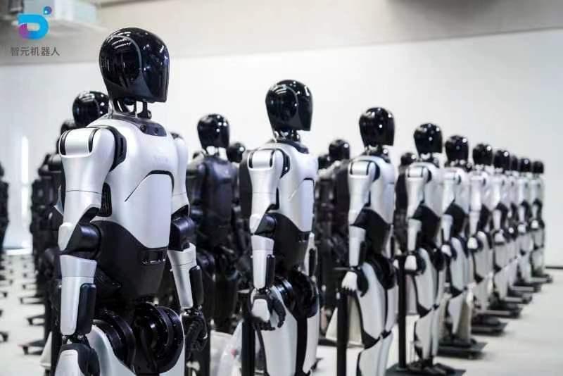 新华社直播见证，智元远征、灵犀、精灵三大系列具身机器人，累计量产正式突破5000