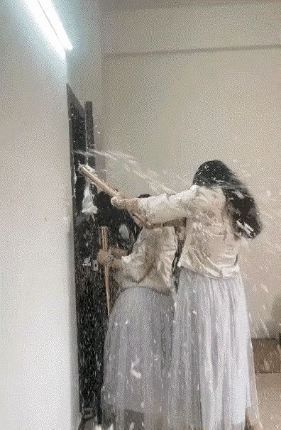 结婚闹得太凶了，喷射的这些东西是非常危险的，一旦遇到明火，就有可能发生火灾和爆炸