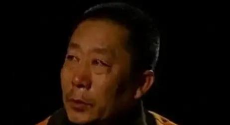 妻子与情夫同床七年，他却主动让出卧室，自己窝在又窄又黑的小储物间里，甚至甘当看门