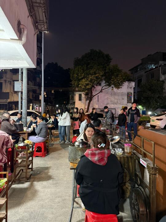 City walk 偶遇小破店🤣座无虚席。。。