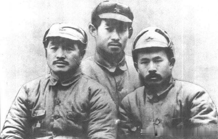 红2军团(该军团部统一指挥红2、6军团)军团长贺龙(左)、政治委员任弼时(右)、
