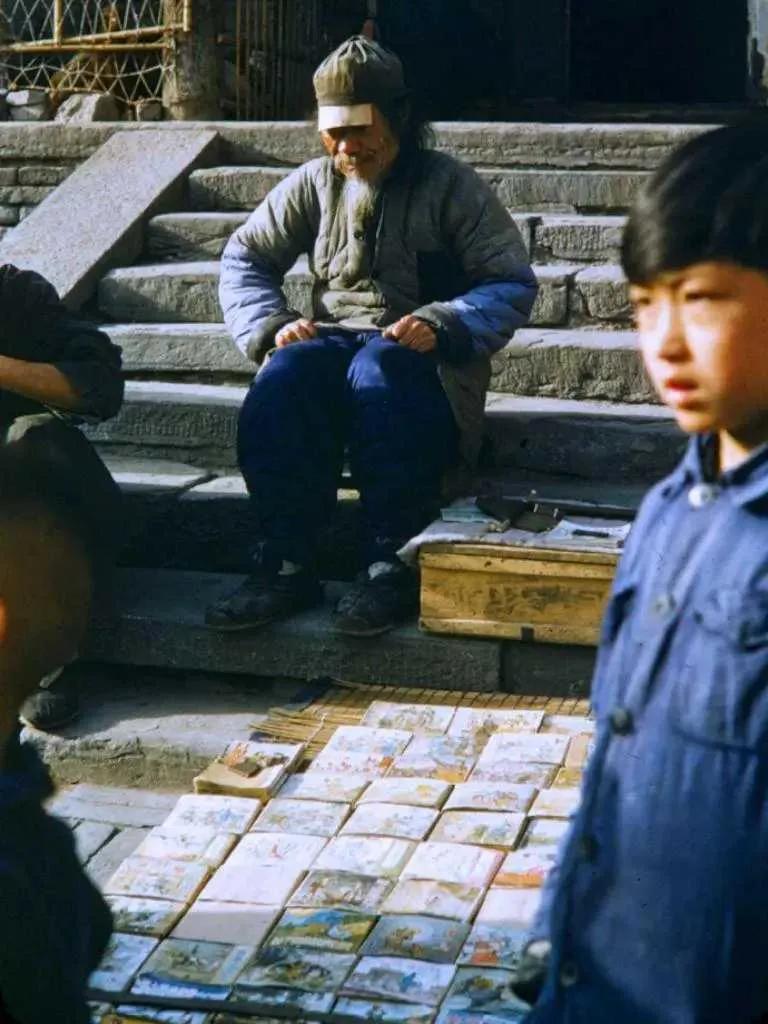 卖小人书的北京大爷，这样的风景，即使是70后、80后也还有童年记忆。在那个图书缺