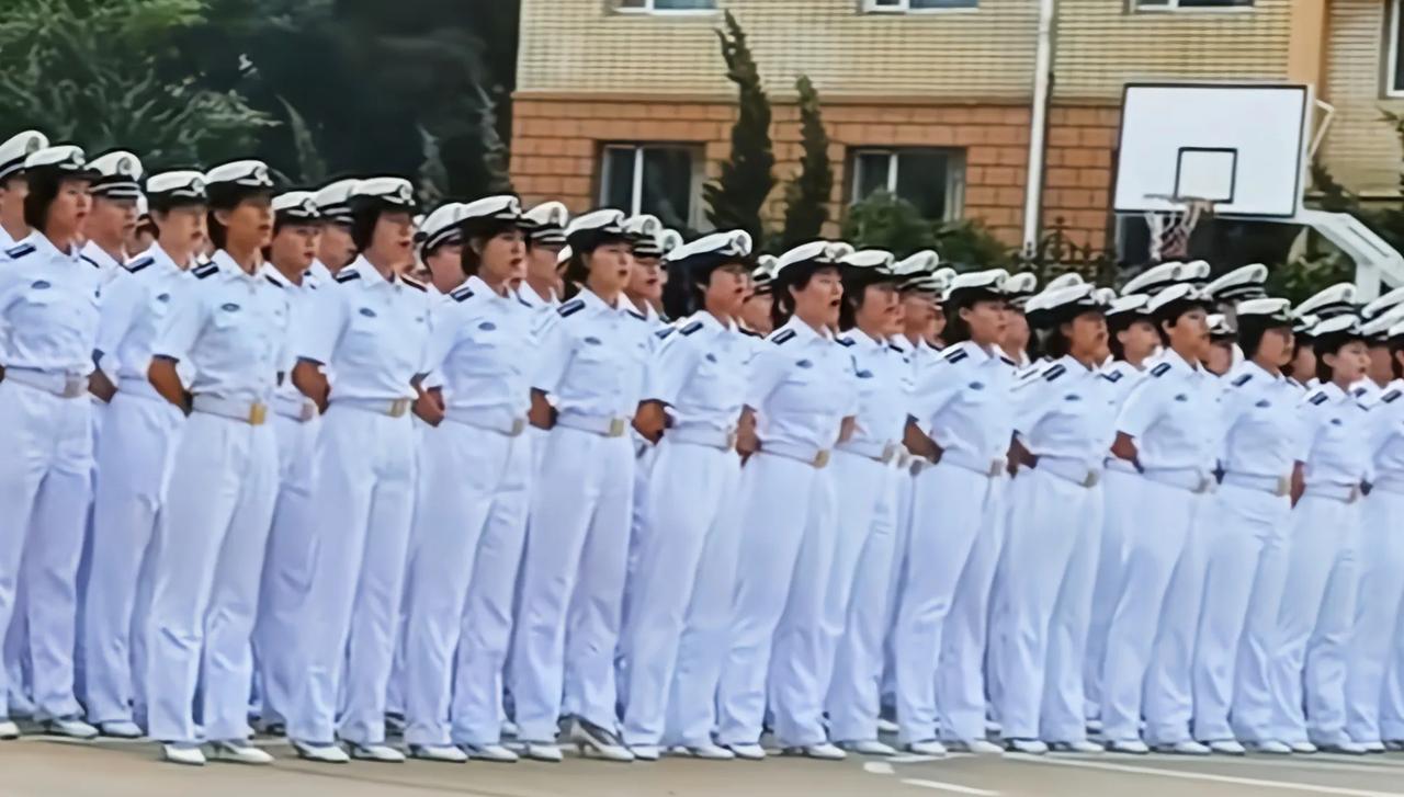 大家仔细看，未来的海军之星将从这里诞生。
照片中，一群威武的海军军校女学员，英姿