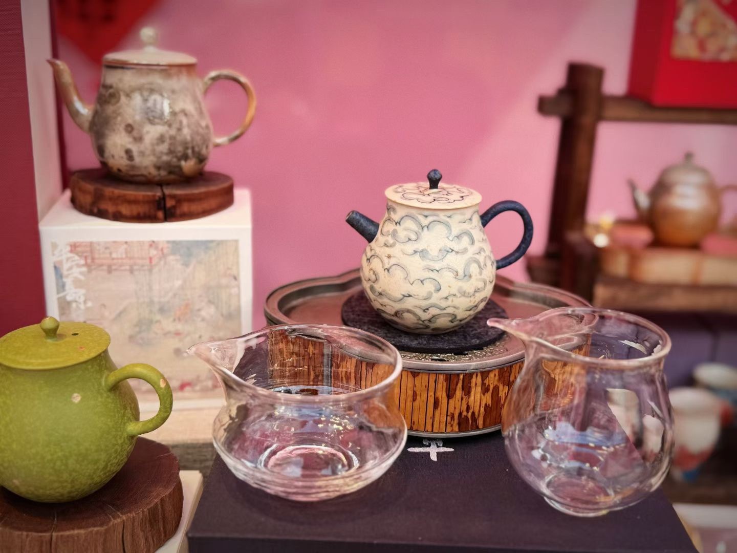 品茶赏器交友  在快节奏的生活里，这样的瞬间提醒我们：真正的享受，不是追逐速度，