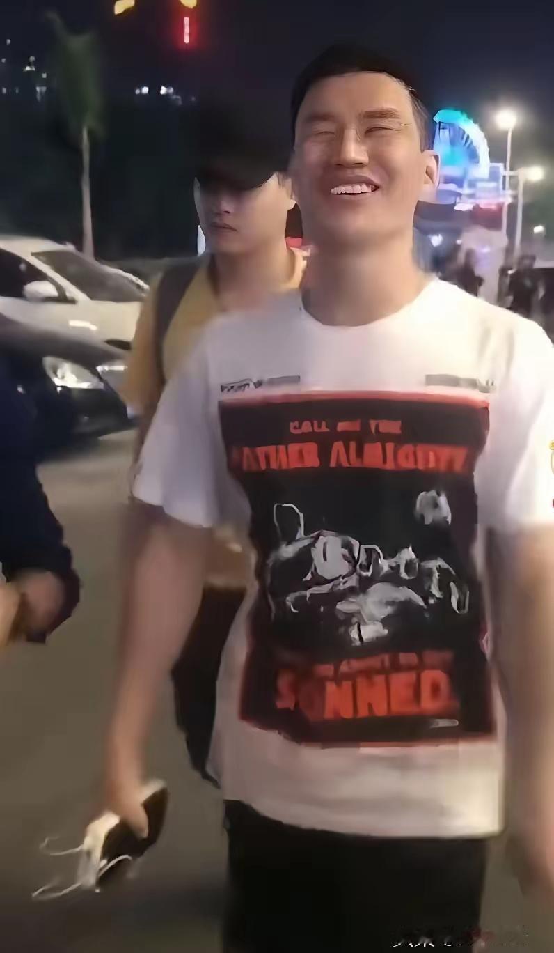 嘎子出来了，
自从嘎子进去后，他的好多号都被封禁了，但是嘎子却在出来的时候，一脸