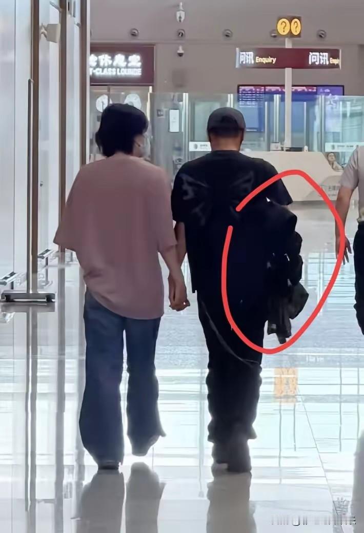 从走路的姿势能看出一个男人爱不爱你，这是真的，谢霆锋对王菲张柏芝就是两种待遇。