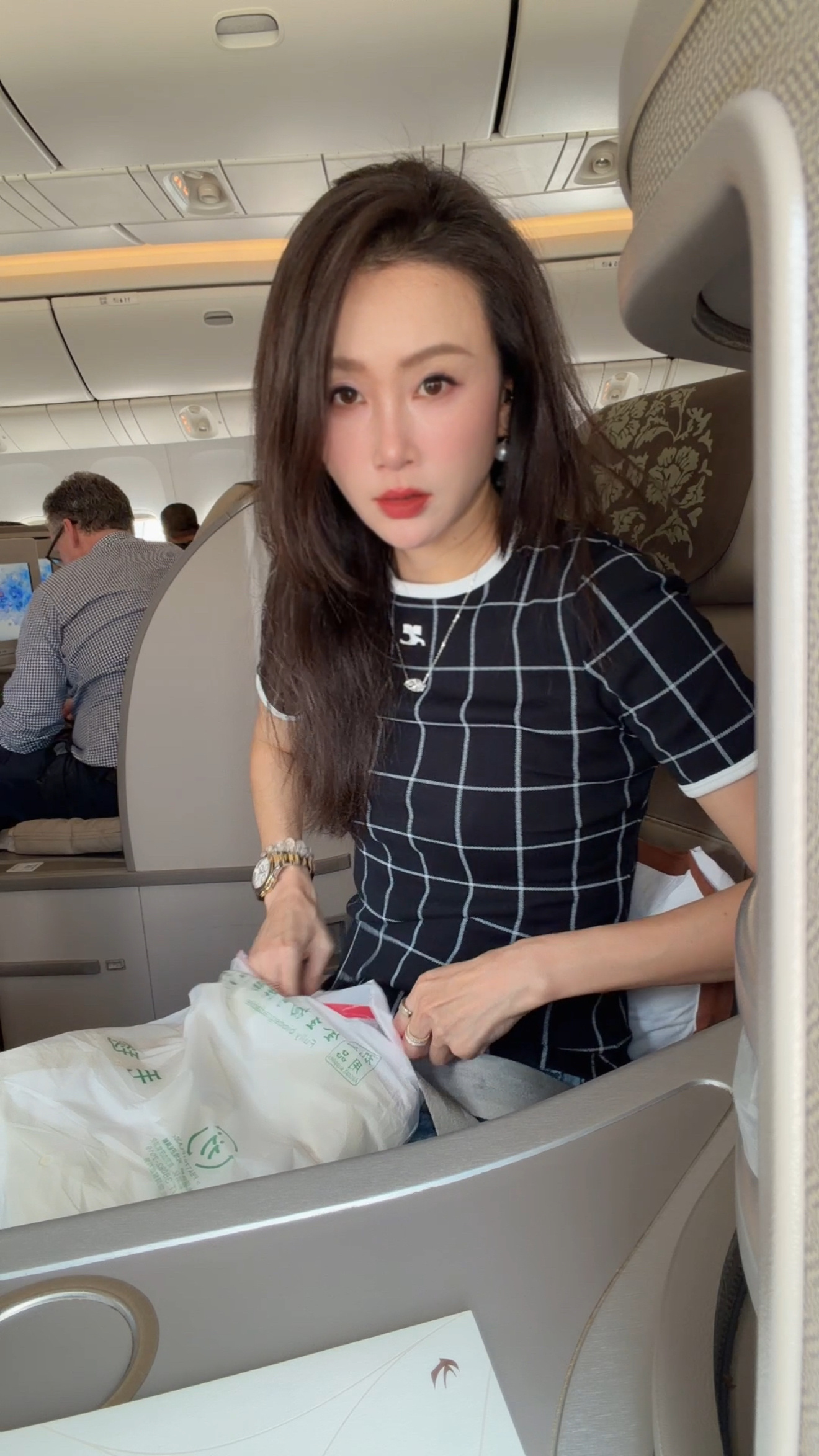 大头娃又出差了过两天要带娃去首尔 于是琢磨着是不是也去染个头发不过我这种天生就是