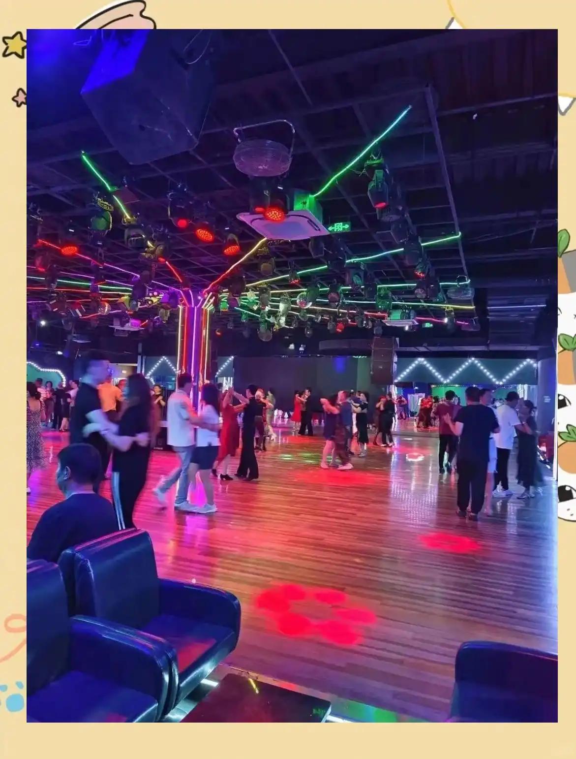 这个问题，不是现在女的爱跳舞是舞厅跳舞能挣钱，所以50%的女的为了在舞厅跳舞能挣