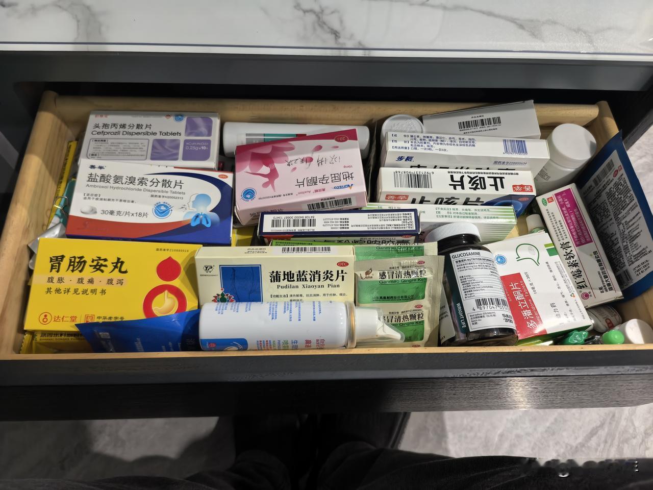 打开家里抽屉
才发现药已经满满登登了，过敏的，感冒的，肠胃的，从头到脚基本都能概