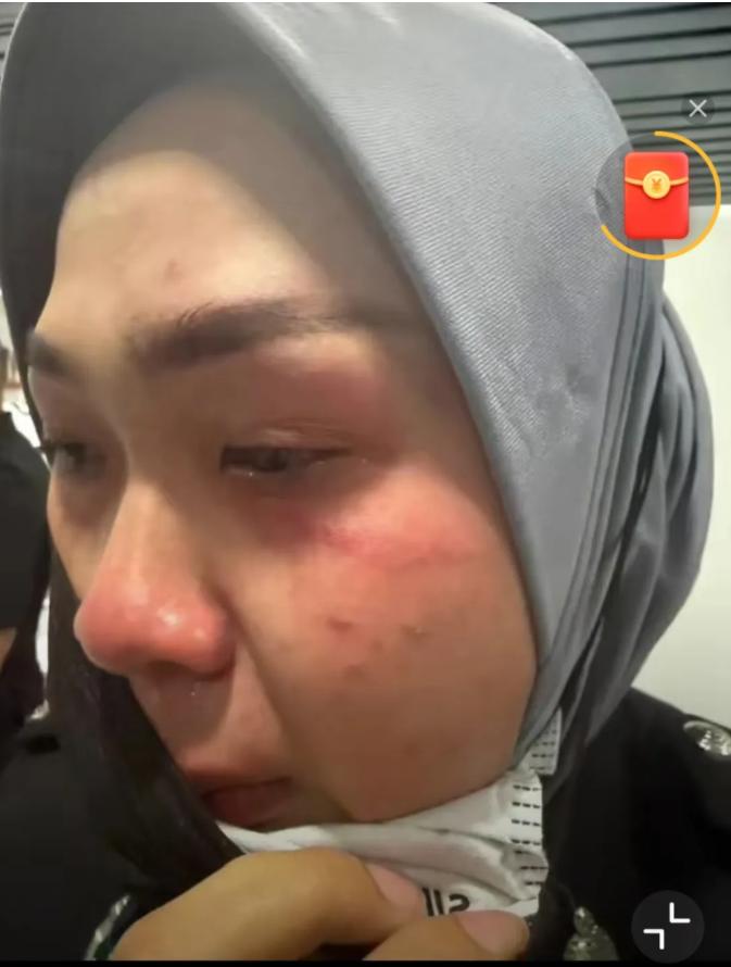 都是脾气惹的祸！8月13日，中国游客吉隆坡机场发飙，竟当众扯下女性官员头巾，用力