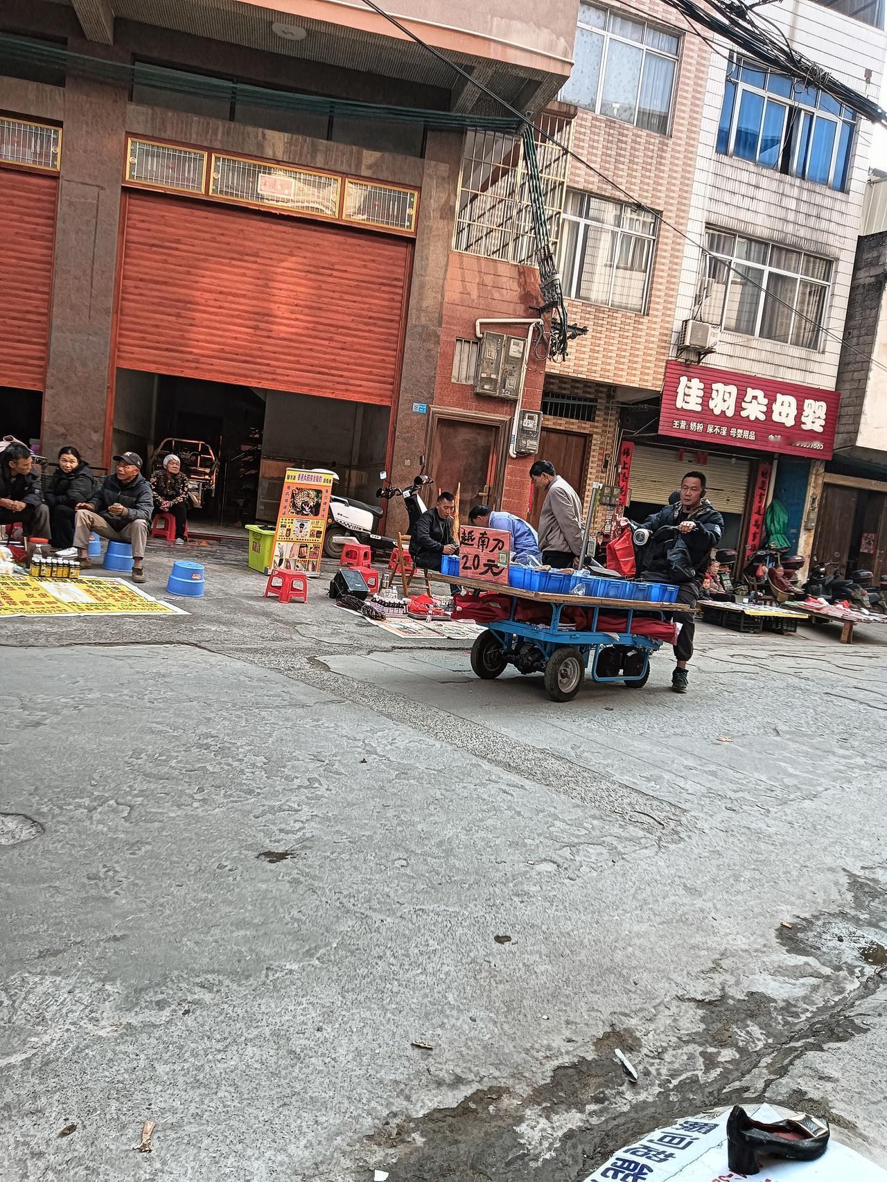 下午又经过贵港市港北区大圩镇，今日大圩是圩日街上的人络绎不绝。逛街见一卖越南刀的