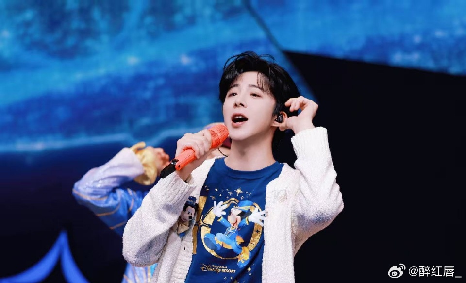 刘宇宁直播回应吃纸花谁又对刘宇宁贴脸开大！直接被问吃纸花，本人一脸认真解释：当然