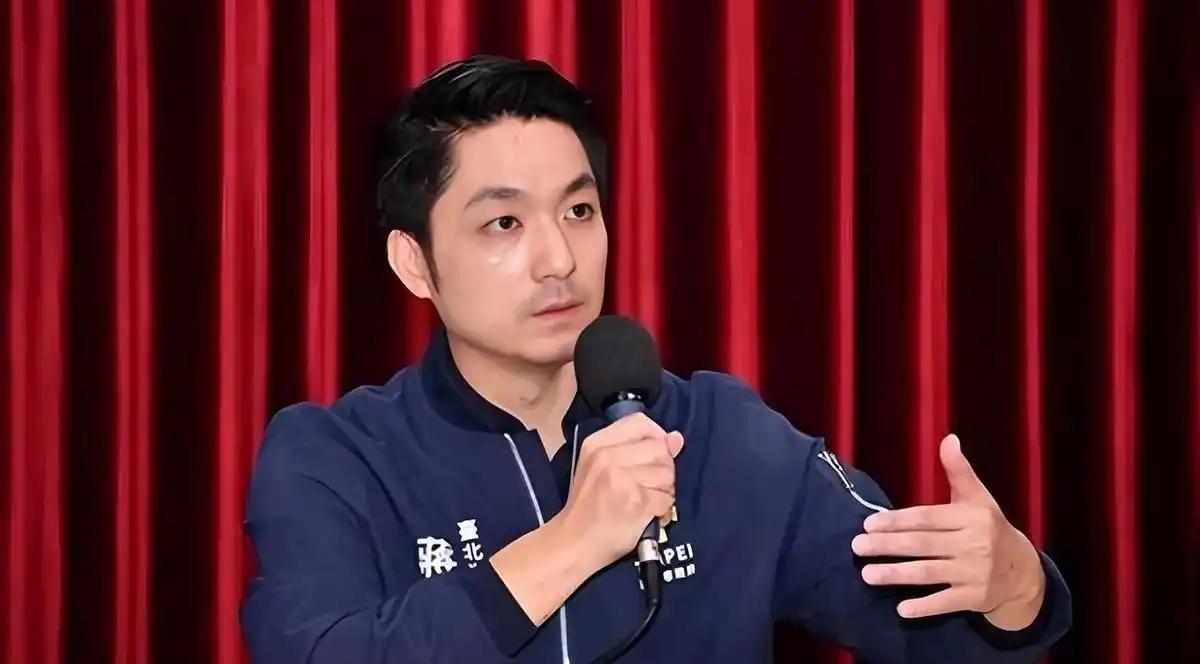 蓝营自己人都看出来了：蒋万安变了。尹乃菁讲得直白，过去蓝营遇到绿营是先想“会不会