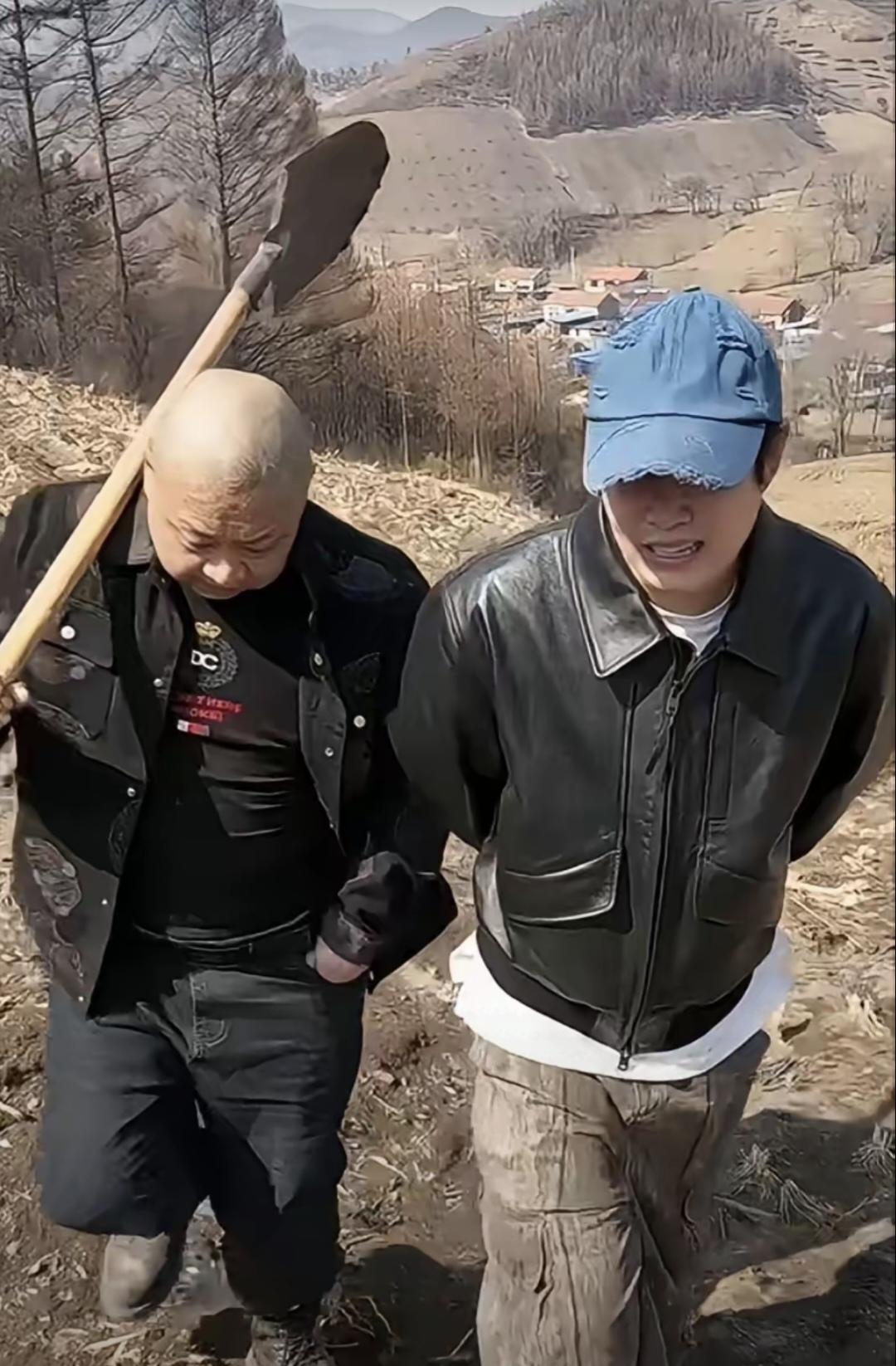 小沈阳忒接地气！清明节前夕，回乡祭祖扫墓。和哥哥，嫂子一起去的。哥俩关系不错，真