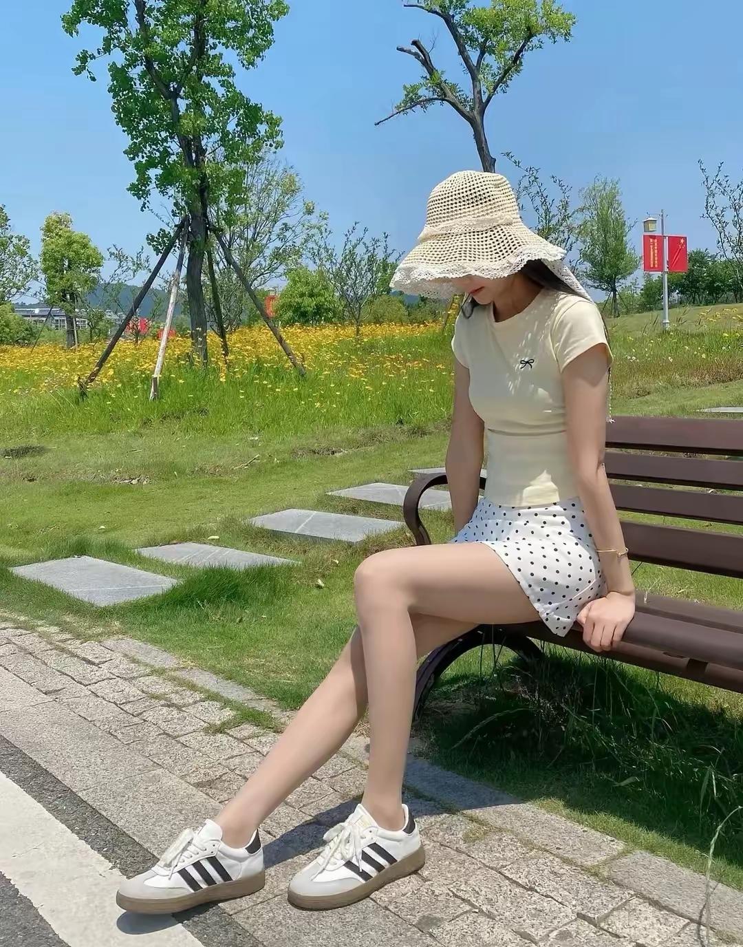 阳光明媚的午后，公园长椅上，穿着清新夏装，享受宁静时光。