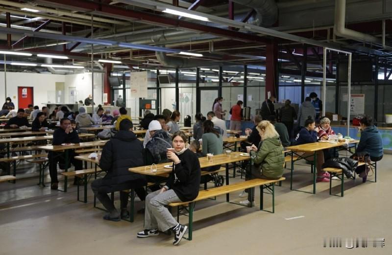 德国之声（DW）消息：柏林将关闭最大乌克兰难民安置中心。
 
该中心位于前泰格尔