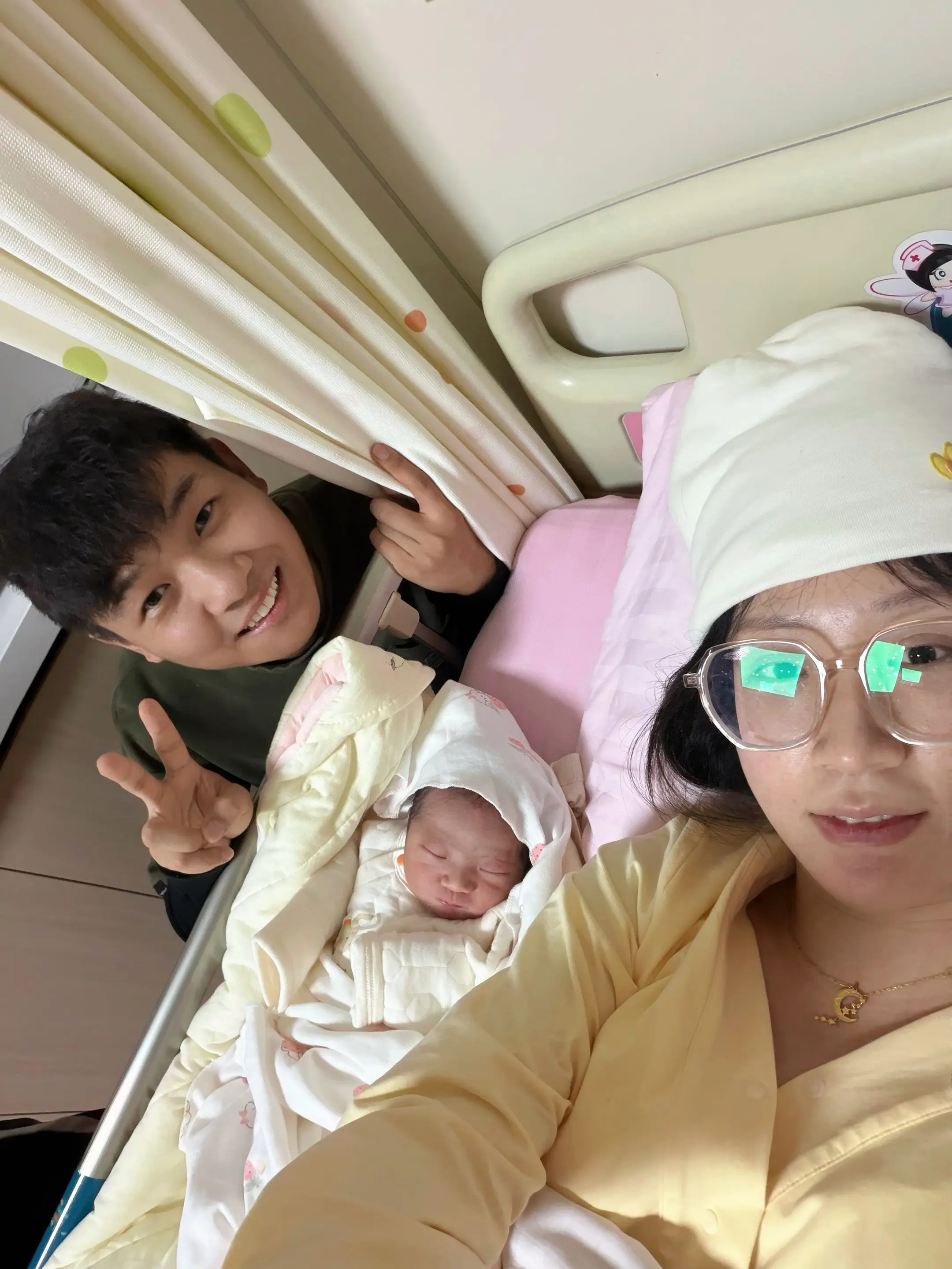 顺产 男宝 6斤3两 ，初为人母，有种恍惚的不真实感，以后就是一家三口...