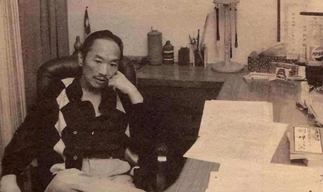 论喝酒，刘欢比不过古龙。古龙是喝死的。出殡那天，一众好友来送他。大家备好48瓶X