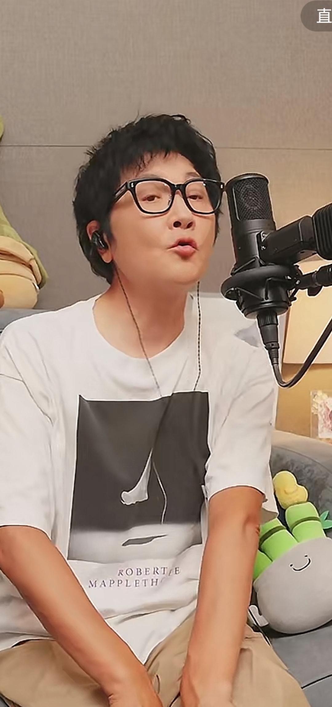 孙楠在直播间唱歌，网友说他长了张“潘蔚的脸”。
这不是夸他夫妻相，是说他唱歌的表