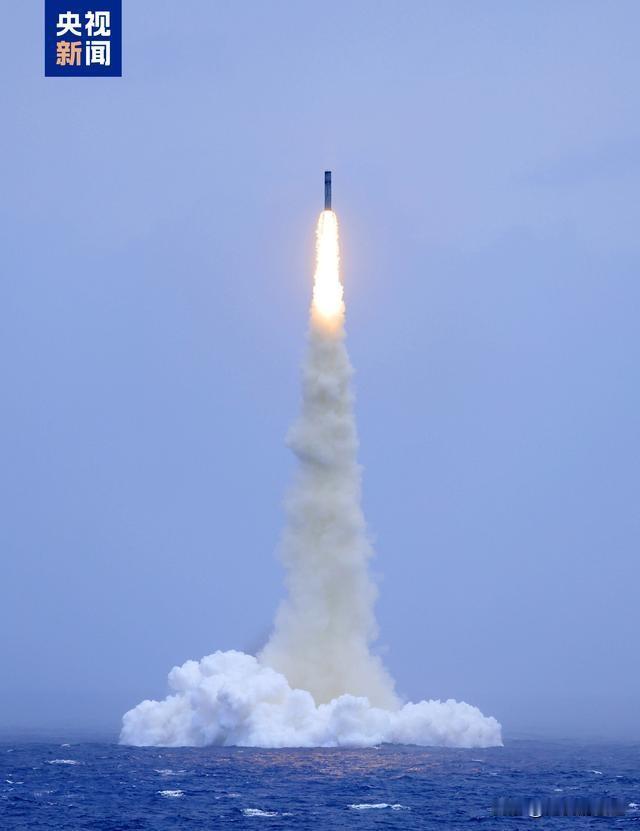 中国潜射战略导弹试射成功是大好事！2026年7月6日，海军战略核潜艇发射的携载训
