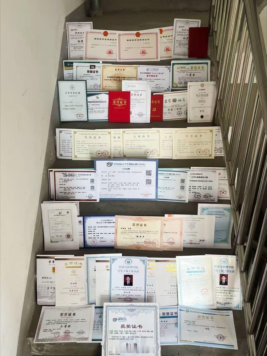 属于大学生的赛季结算时刻这位大学生可厉害，证书拿到手软，楼梯都快摆不下了