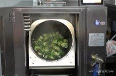 凤凰新闻【北京这家食堂的菜竟然是“他们”炒的！首家AI食堂成"干饭人"新宠】在北