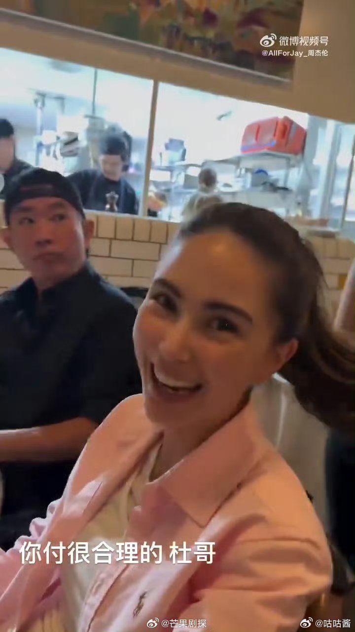 周杰伦最新ins镜头下的昆凌周杰伦昆凌最近状态 周杰伦镜头下的昆凌 笑的好明媚啊