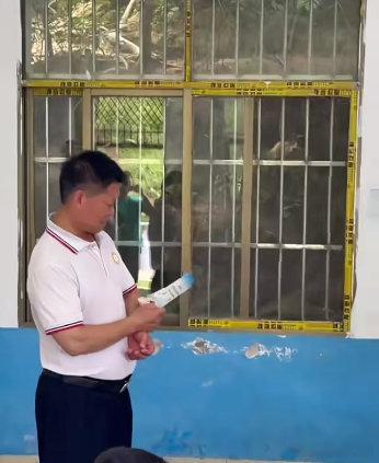 5名学生的边境教学点他守了36年广西边境5个孩子开学用上AI真的被这个故事狠狠戳