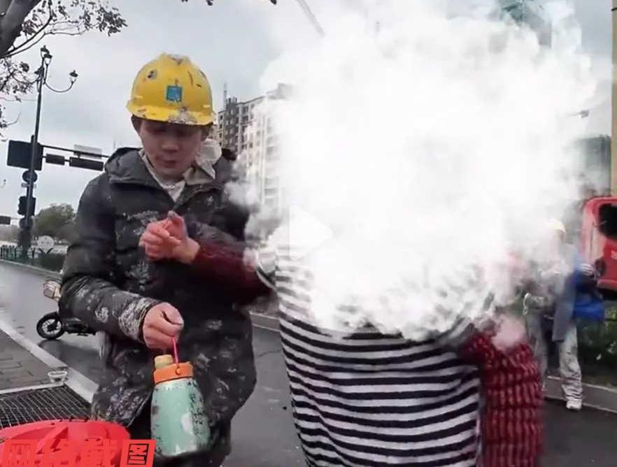 浙江杭州有女子在工地摆摊卖盒饭，这也是个正常的生意行为，只是女子的生意却引发工地