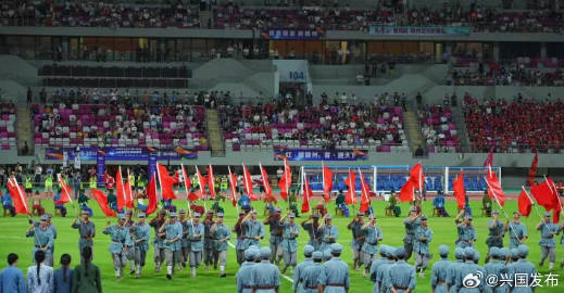 【赣超联赛4万人齐唱《十送红军》旋律里满是信仰力量】<br /><br...